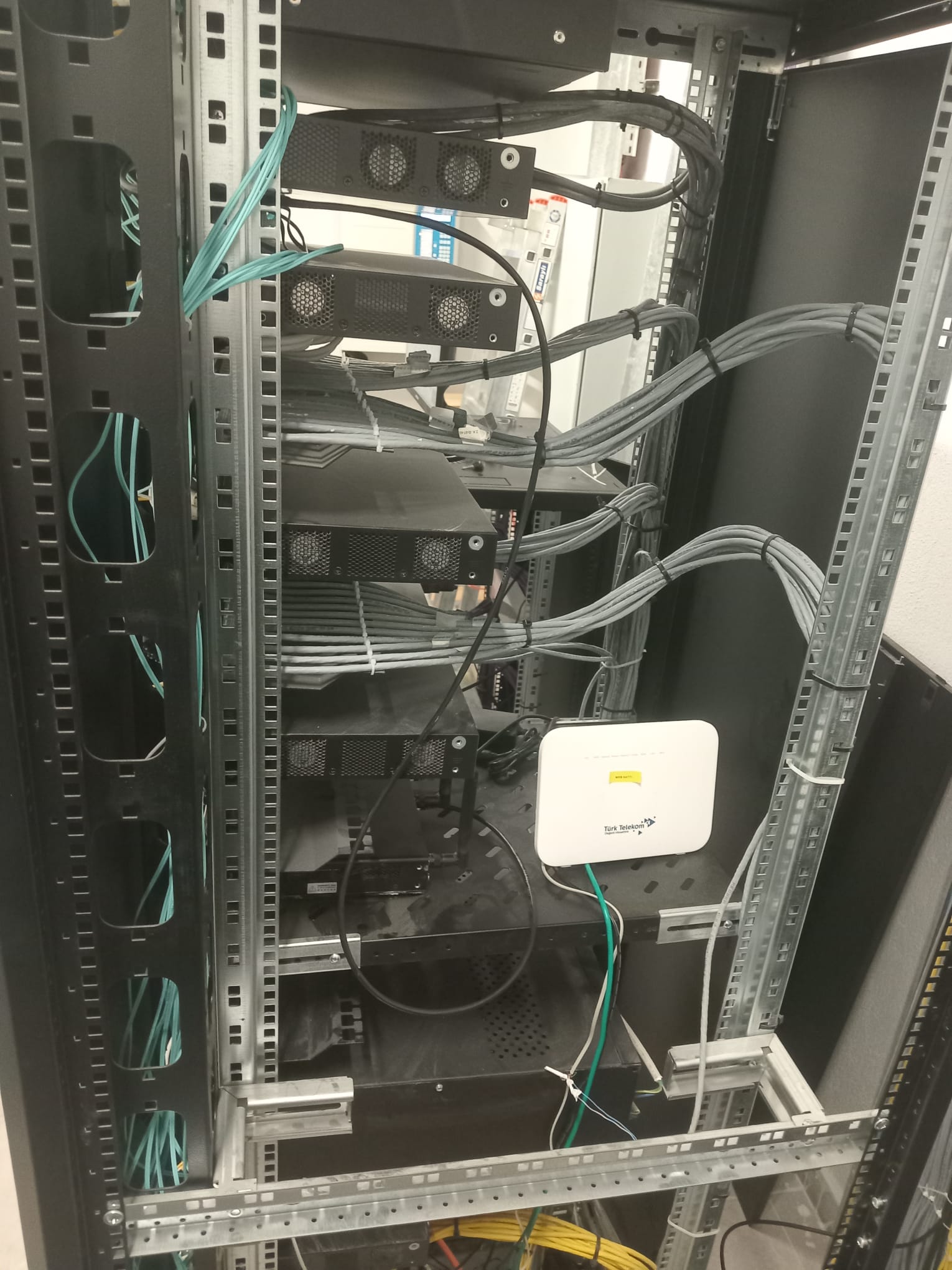 Alev Alatlı Anadolu Lisesi network rack ve aktif cihazlar
