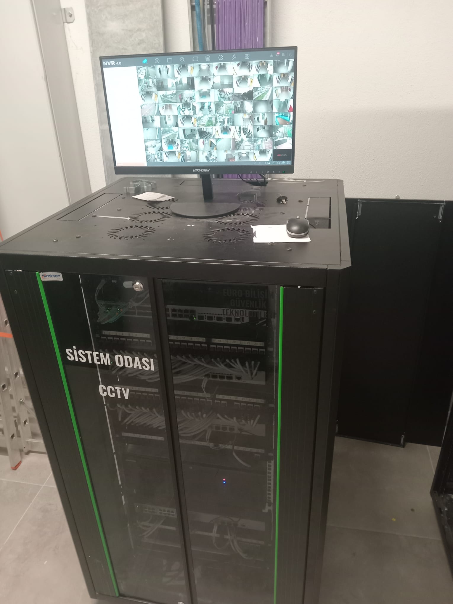 Alev Alatlı Anadolu Lisesi sistem odası CCTV ekipmanları ve rack düzeni