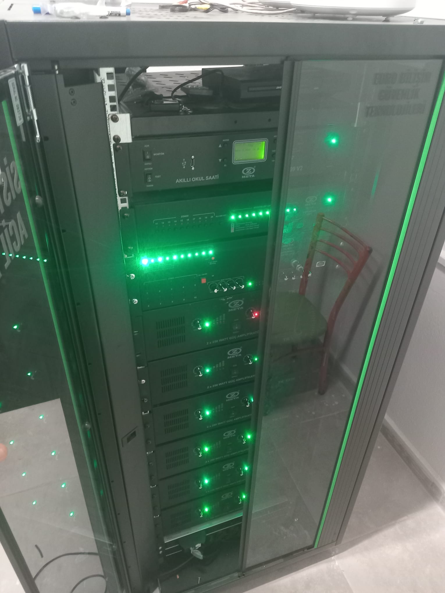 Alev Alatlı Anadolu Lisesi sistem odası rack dolabı genel görünüm